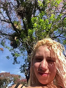 Snapshot of Bruna551 chatting on October 12, 6:40 pm Bruna551 online show from October 12, 6:40 pm