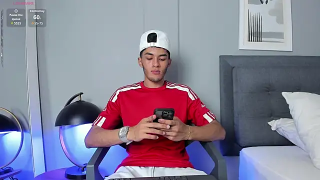 Tylerffoxx online show from February 6, 9:18 pm