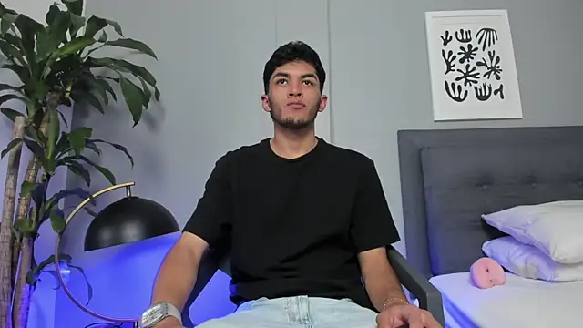 Tylerffoxx online show from June 10, 8:30 pm