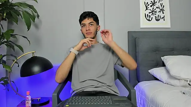 Tylerffoxx online show from June 16, 9:17 pm