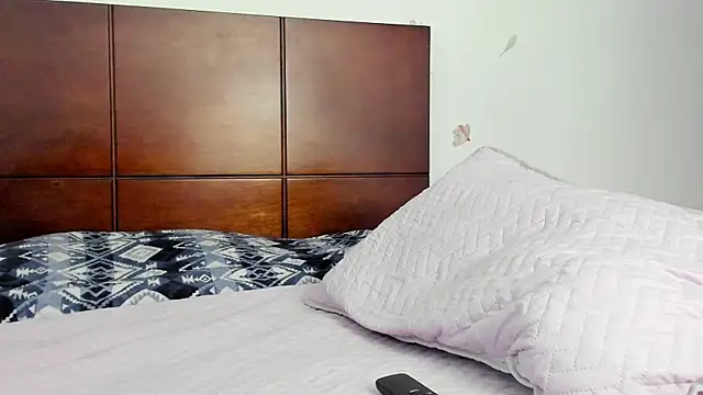 Snapshot of marie_pourtoii chatting on December 19, 1:01 am marie pourtoii online show from December 19, 1:01 am