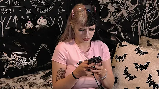 Snapshot of Paige_Turner chatting on April 24, 1:19 am Paige Turner online show from April 24, 1:19 am