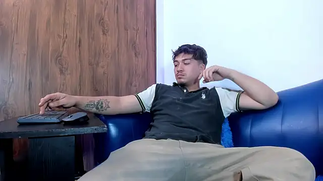 Snapshot of juanmechanic_ chatting on January 17, 12:32 pm juanmechanic online show from January 17, 12:32 pm