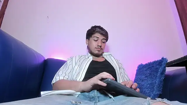 Snapshot of juanmechanic_ chatting on February 19, 6:20 am juanmechanic online show from February 19, 6:20 am