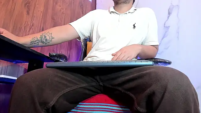 Snapshot of juanmechanic_ chatting on February 20, 1:55 pm juanmechanic online show from February 20, 1:55 pm