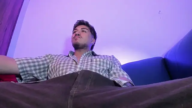 Snapshot of juanmechanic_ chatting on February 25, 4:44 am juanmechanic online show from February 25, 4:44 am