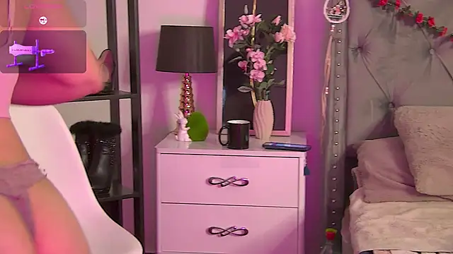 Snapshot of LolaButtie chatting on May 21, 6:31 am LolaButtie online show from May 21, 6:31 am