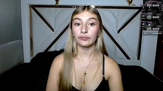 Snapshot of SophiaaLee chatting on February 13, 10:39 pm SophiaaLee online show from February 13, 10:39 pm