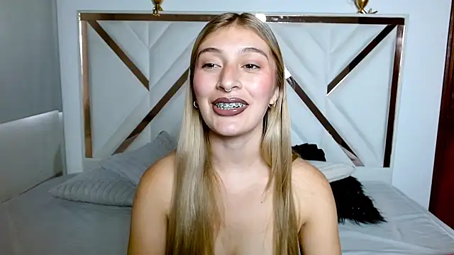 Snapshot of SophiaaLee chatting on February 14, 9:44 pm SophiaaLee online show from February 14, 9:44 pm