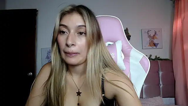 Snapshot of SophiaaLee chatting on March 4, 10:38 pm SophiaaLee online show from March 4, 10:38 pm