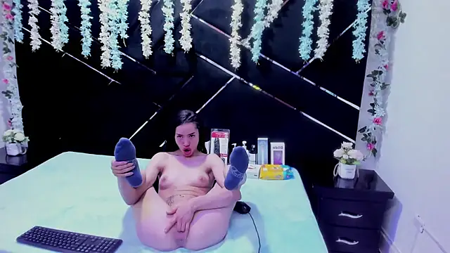 Nanis James online show from February 12, 3:23 am