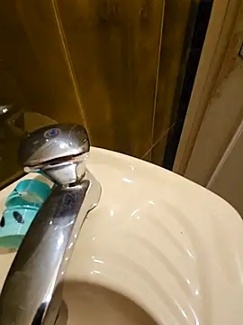 Snapshot of Stingles chatting on October 5, 12:58 pm Stingles online show from October 5, 12:58 pm