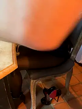 Snapshot of LesAmantsAE2 chatting on October 2, 7:37 am LesAmantsAE2 online show from October 2, 7:37 am