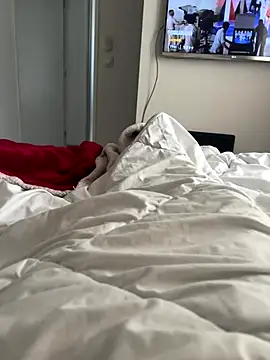 Snapshot of LesAmantsAE2 chatting on October 16, 6:47 am LesAmantsAE2 online show from October 16, 6:47 am