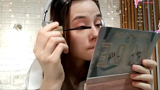 Honeey Beee online show from December 21, 5:09 pm