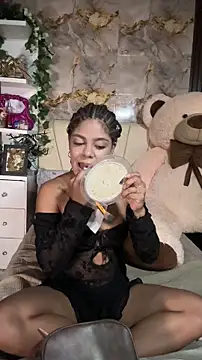 hannachris- online show from April 8, 12:43 am