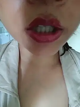 Snapshot of Hott_Muskan chatting on May 21, 10:44 am Hott Muskan online show from May 21, 10:44 am