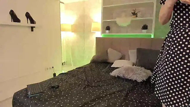 IsabelKiss online show from September 20, 5:52 am