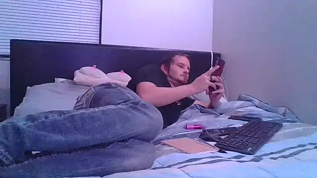 Snapshot of Eclipticice94 chatting on October 30, 4:25 am Eclipticice94 online show from October 30, 4:25 am