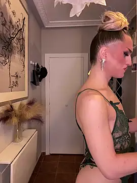 Snapshot of lacattiva chatting on October 9, 5:44 pm lacattiva online show from October 9, 5:44 pm