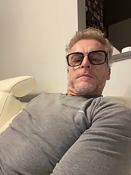 Axl hot online show from February 18, 11:22 pm