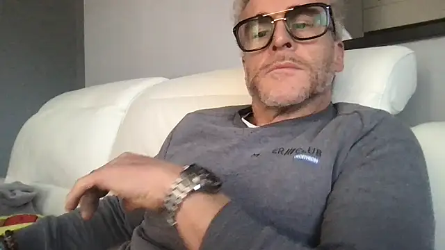 Axl hot online show from February 23, 2:14 pm