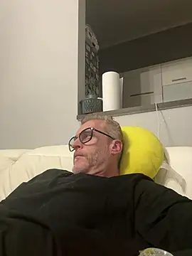 Axl hot online show from April 4, 9:45 pm