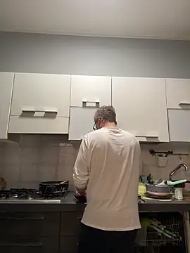 Axl hot online show from April 13, 6:35 pm