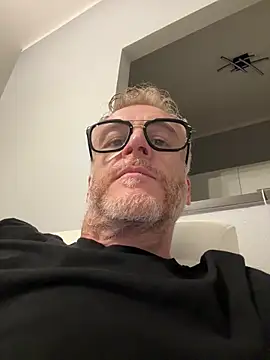 Axl hot online show from April 17, 10:13 pm