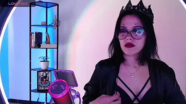 girldom online show from October 14, 4:30 pm