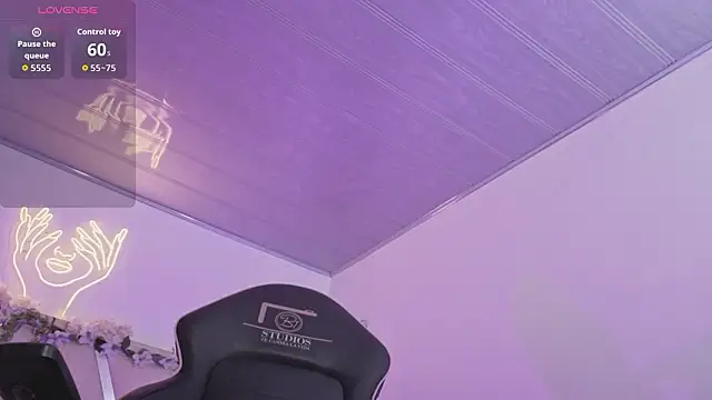 ZURY TAY online show from March 6, 11:39 am