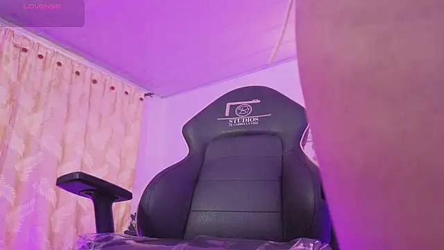 ZURY TAY online show from March 27, 12:05 pm