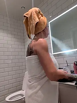 sexygilf82 online show from November 13, 9:36 pm