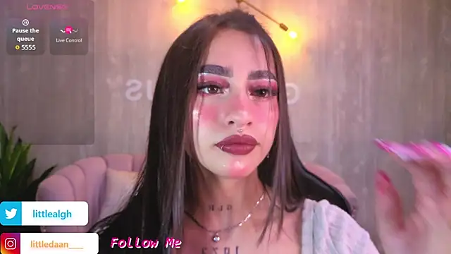 Abril Velvet a  online show from November 12, 1:11 pm