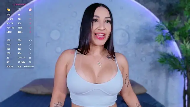 ReinaChloe online show from April 10, 4:44 pm