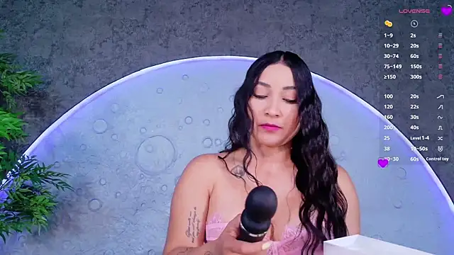 Snapshot of ReinaChloe chatting on May 7, 4:23 pm ReinaChloe online show from May 7, 4:23 pm