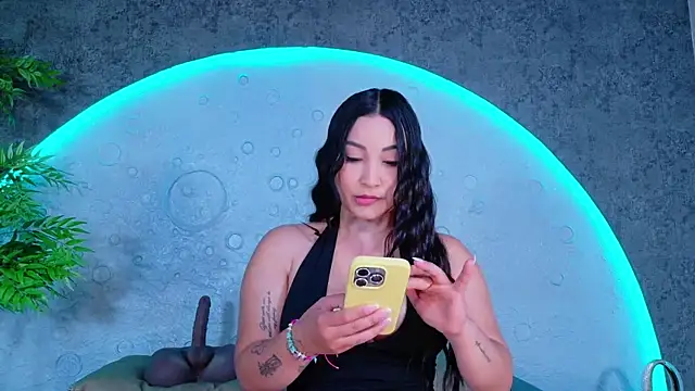 Snapshot of ReinaChloe chatting on July 1, 4:29 pm ReinaChloe online show from July 1, 4:29 pm