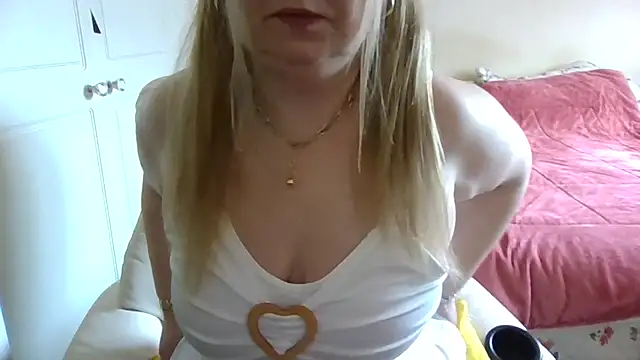 Snapshot of arianamodel4you chatting on March 24, 10:53 am arianamodel4you online show from March 24, 10:53 am