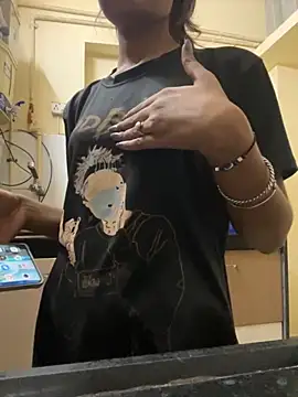 Snapshot of tanisha-2005 chatting on September 14, 5:01 pm tanisha-2005 online show from September 14, 5:01 pm