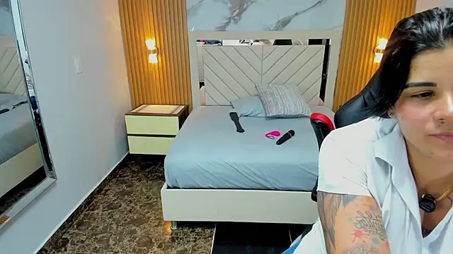 KAROLLJONES1 online show from April 7, 7:36 pm