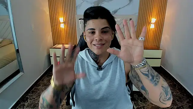 KAROLLJONES1 online show from May 28, 7:11 pm