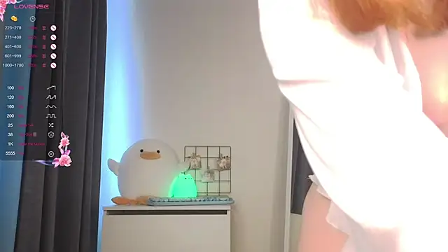Snapshot of roxydolll chatting on June 17, 2:03 am roxydolll online show from June 17, 2:03 am