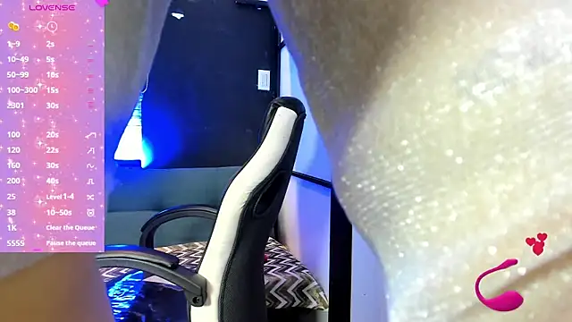 Snapshot of SamaraAnders_ chatting on November 12, 4:46 am SamaraAnders online show from November 12, 4:46 am