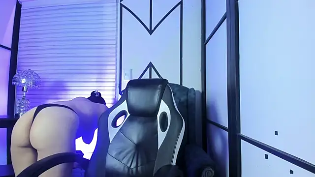 Snapshot of SamaraAnders_ chatting on November 13, 4:33 am SamaraAnders online show from November 13, 4:33 am