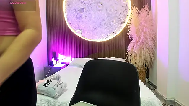 Snapshot of SamaraAnders_ chatting on February 6, 5:34 am SamaraAnders online show from February 6, 5:34 am