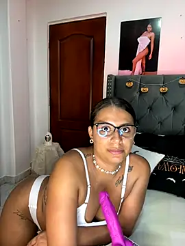 Snapshot of ema_zoe chatting on October 22, 12:00 am ema zoe online show from October 22, 12:00 am