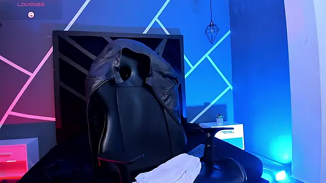 Eryonbradley online show from December 13, 7:53 pm