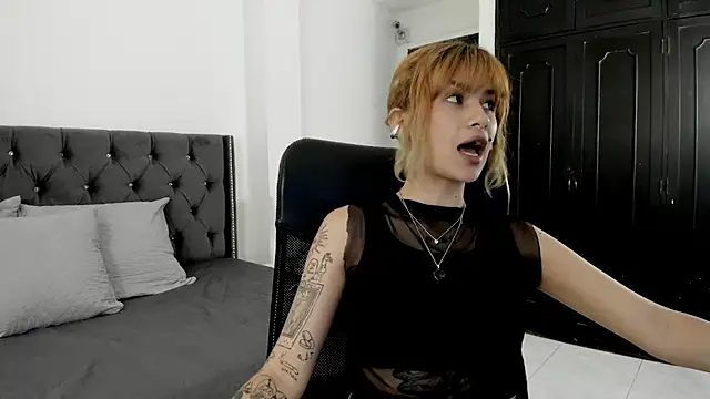 Snapshot of EvaViulet chatting on November 19, 5:35 pm EvaViulet online show from November 19, 5:35 pm