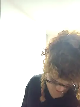 Snapshot of Vikyvoyeur chatting on September 23, 2:47 am Vikyvoyeur online show from September 23, 2:47 am