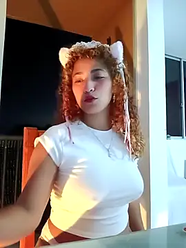 Snapshot of Vikyvoyeur chatting on September 28, 12:05 am Vikyvoyeur online show from September 28, 12:05 am